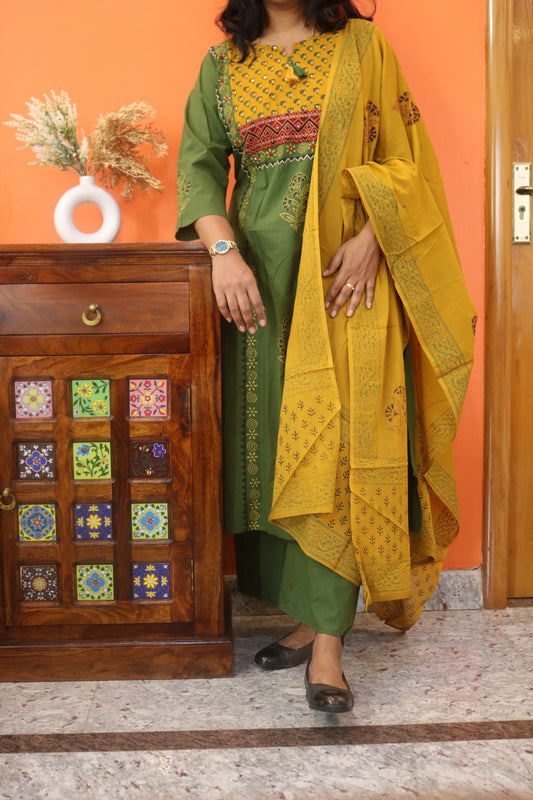 Green Gamthi Cotton Kurta Set with Embroidered Floral Motifs and Printed Dupatta